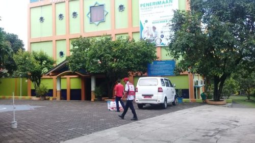 Penyemprotan Disinfektan Di MA Citra Cendekia dilakukan oleh Palang Merah Indonesia (PMI)